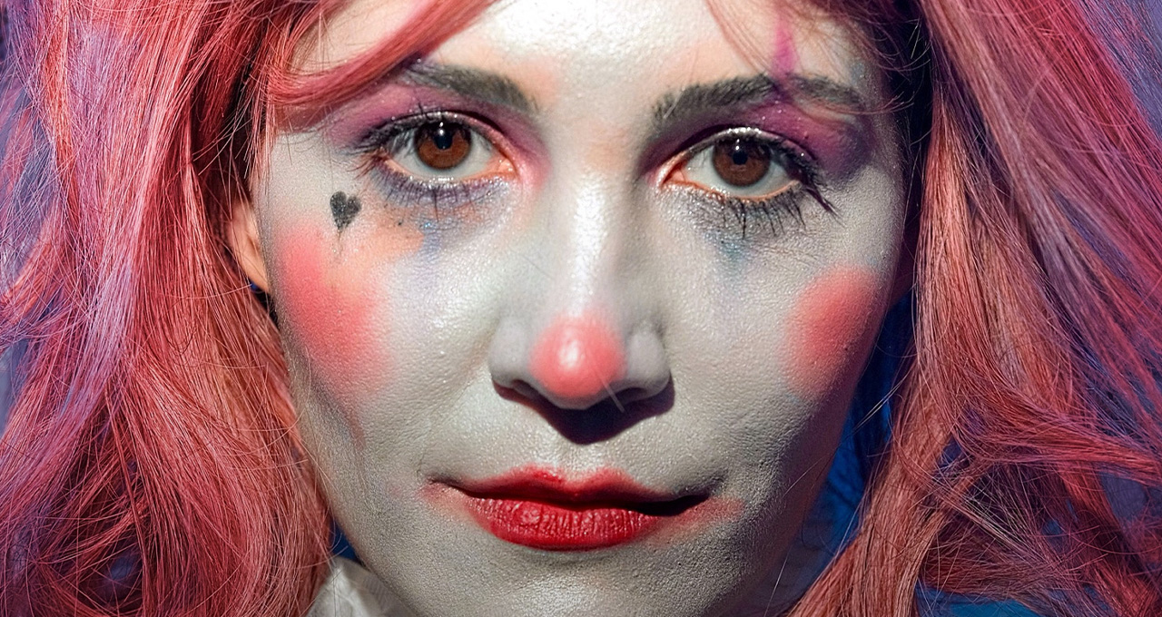 A close portrait of Feride Morçay as the pink-haired clown Chickadee